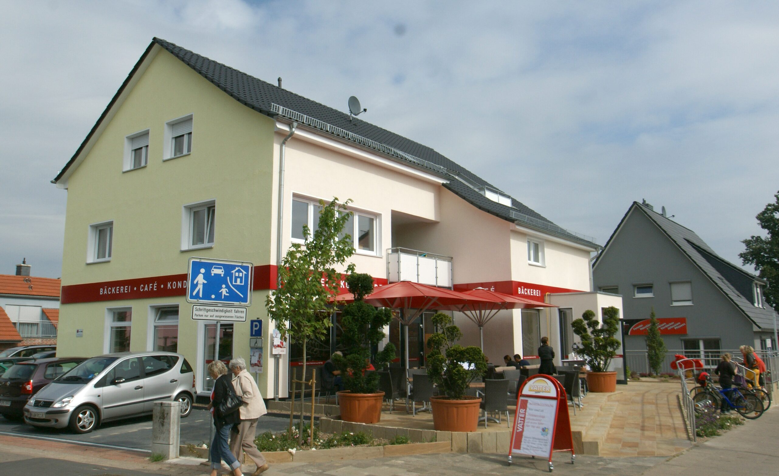 Wohn- und Geschäftshaus mit Bäckerei und Außengastronomie