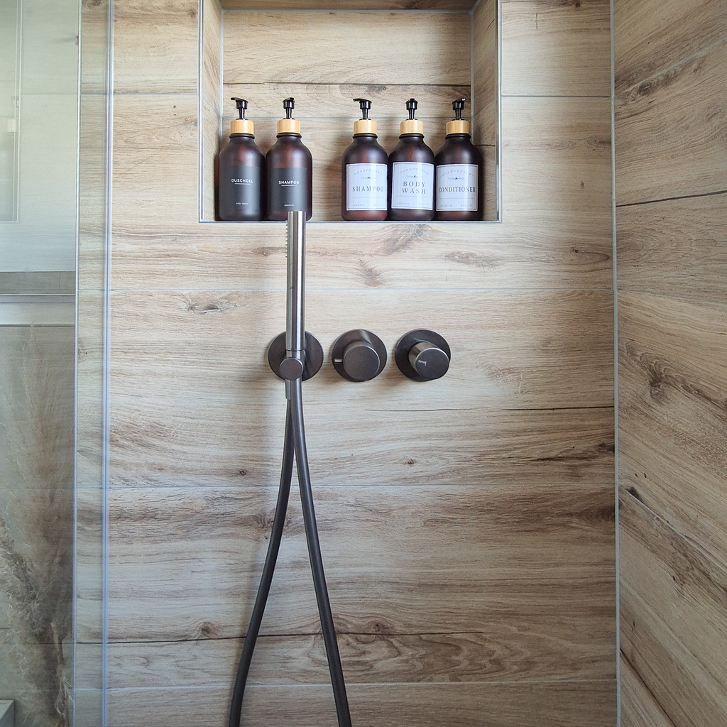 moderne Dusche, Holzoptik, SHT Haustechnik, Ditzingen