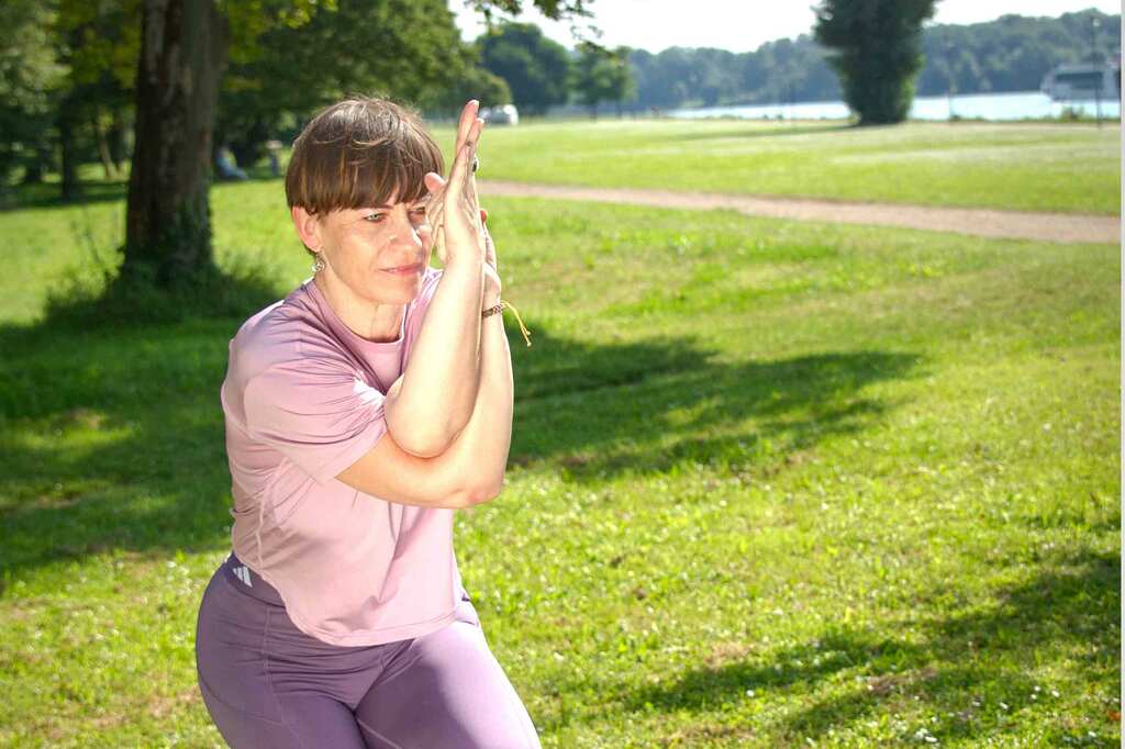 Monika Krüger führt durch fließende Yoga-Bewegung im Yogakraftzirkel