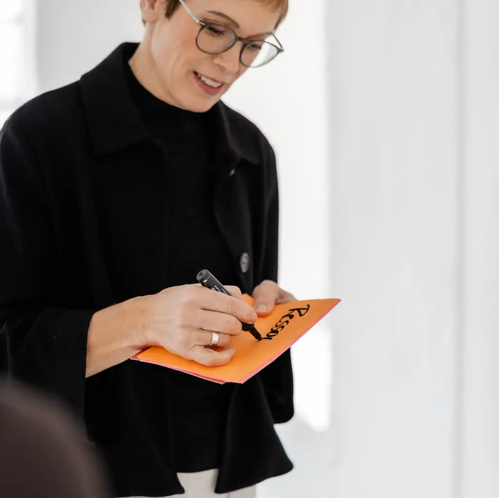 Monika Dimitrakopoulos-Gratz beschreibt Karteikarte