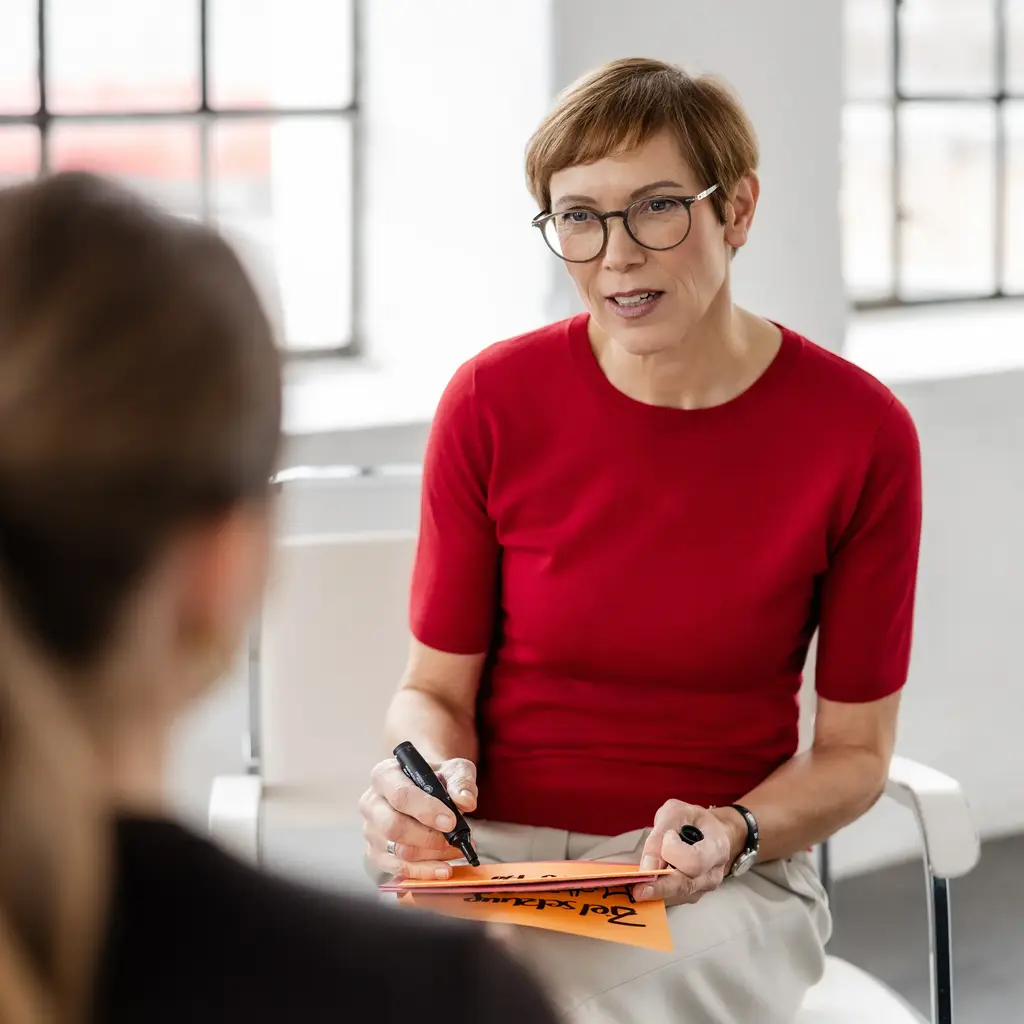 Portraitfoto Monika Dimitrakopoulos-Gratz im Gespräch