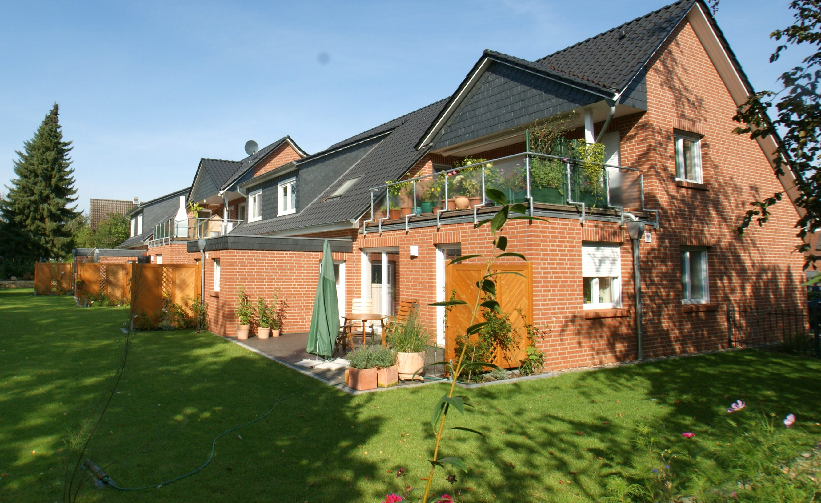 Zweistöckiges Wohnhaus mit Terrasse und Gartenbereich