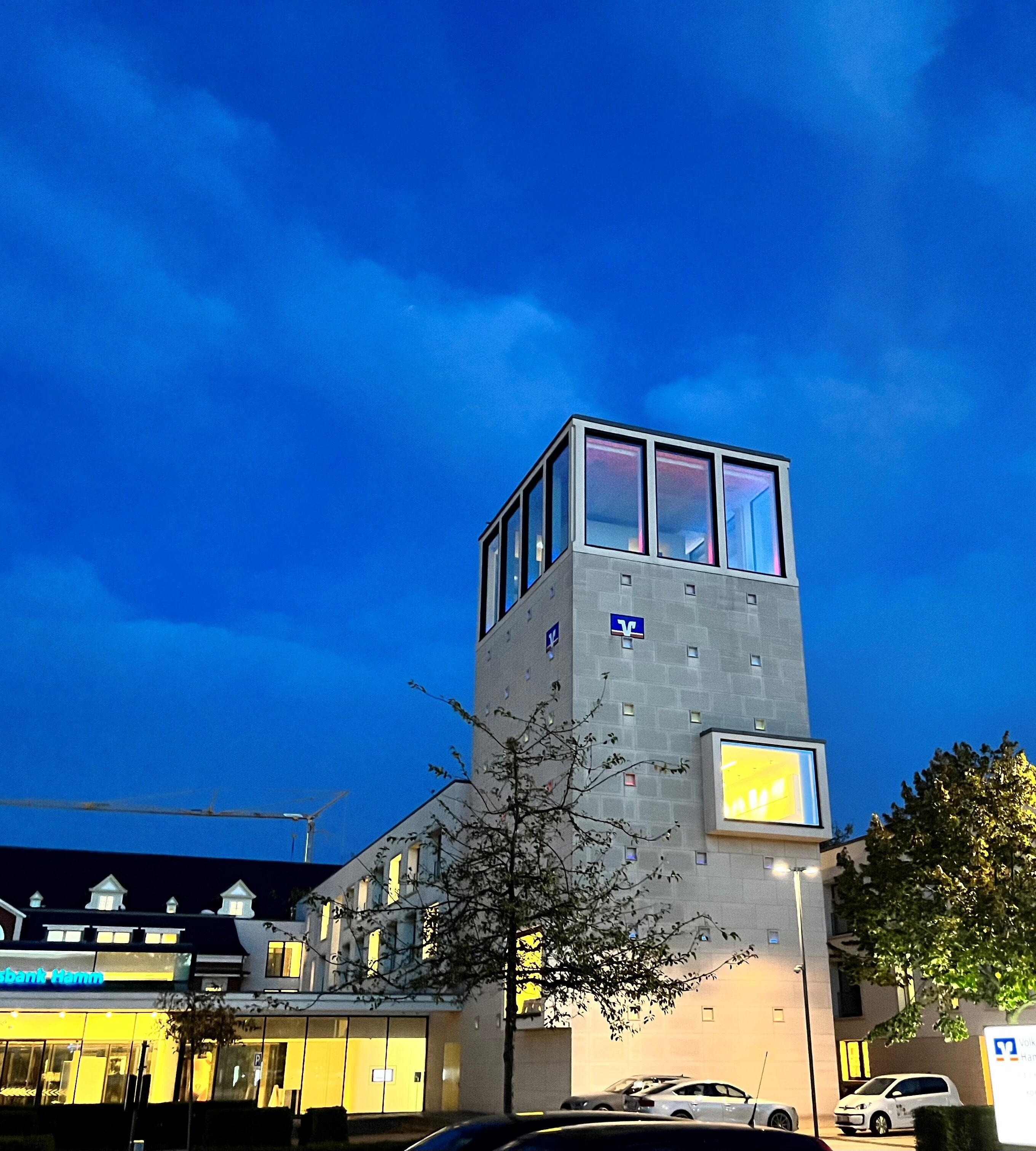Foto der neuen Volksbank in Hamm im Dunkeln