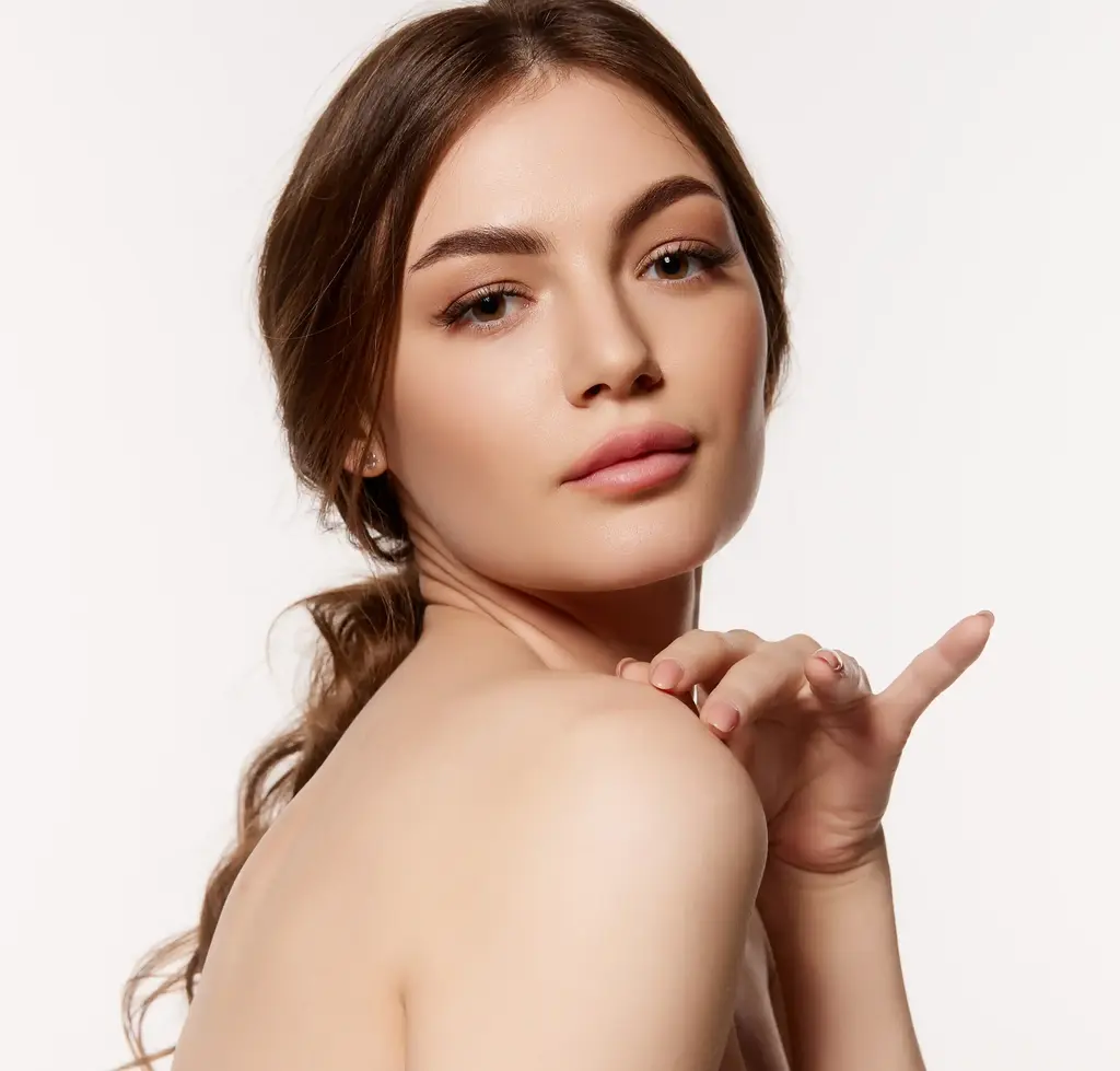 Frau mit Make Up schaut über Schulter