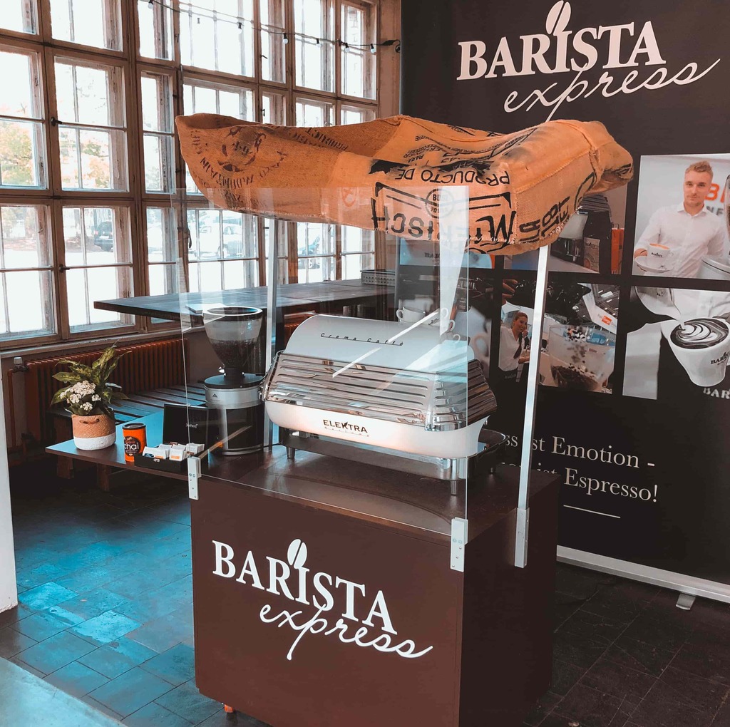 Frau mit Klemmbrett steht vor Veranstaltungsraum