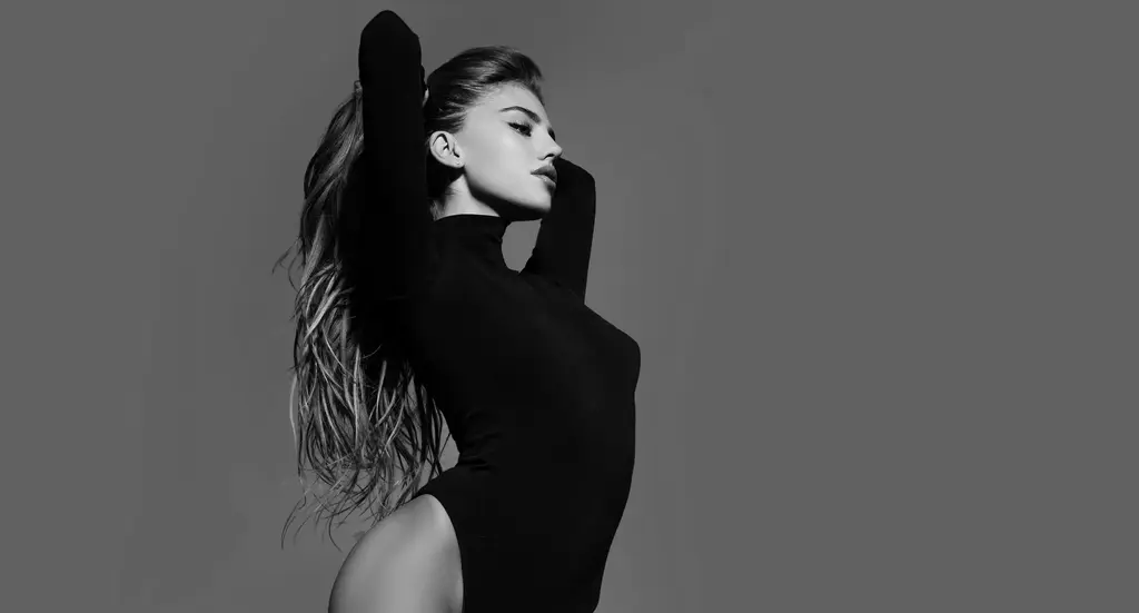 Model hält Haare zusammen