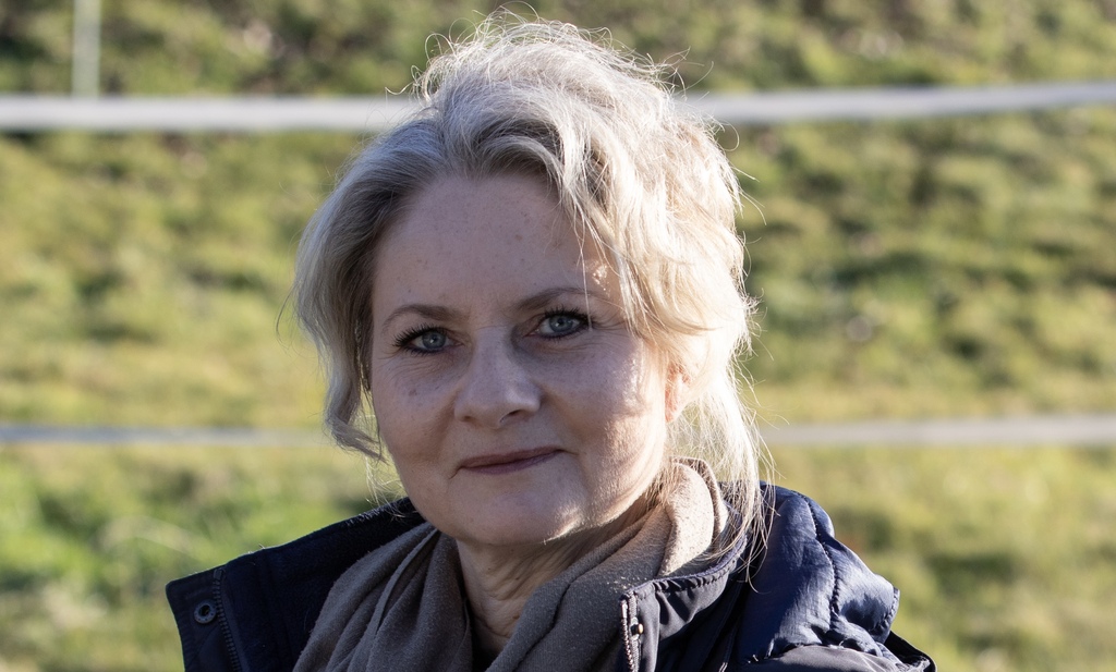 Zärtliche Katzenumarmung