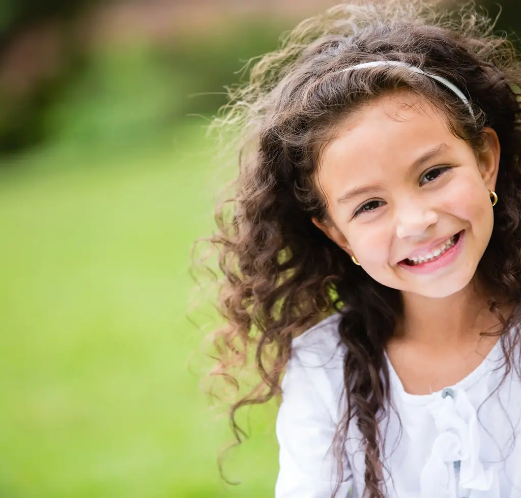 Glückliches Kind lächelt in Kamera