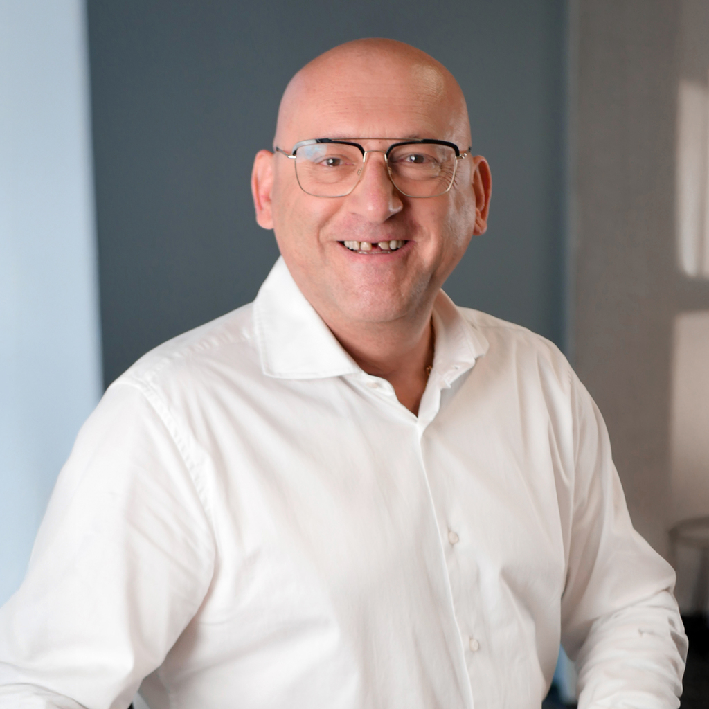 Luftaufnahme eines Mehrfamilienhauses der WBG Johannistal in Berlin mit Mieterstrom-Photovoltaik-Anlagen darauf