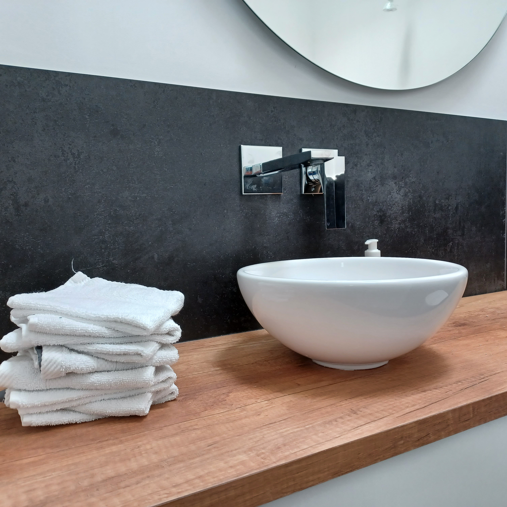 rundes modernes Waschbecken auf Holzplatte,, SHT Haustechnik, Ditzingen