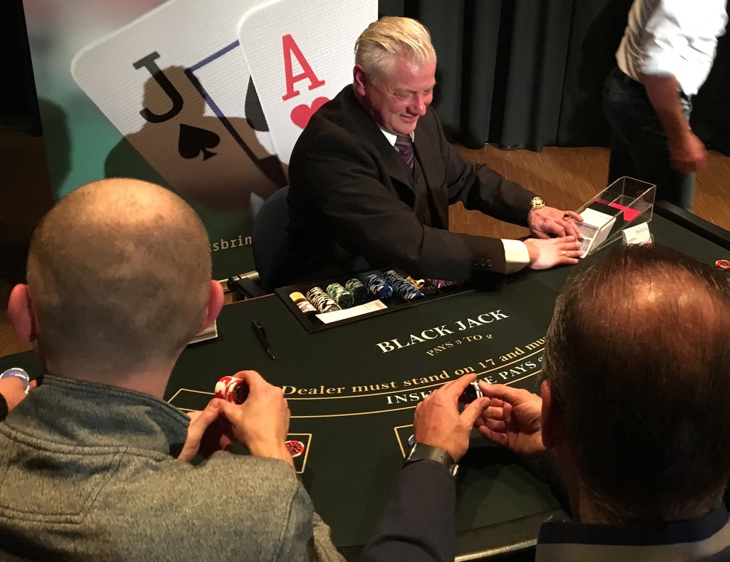 Croupier erklärt Roulette bei einem mobilen Casino Event in Dortmund für Firmenfeier