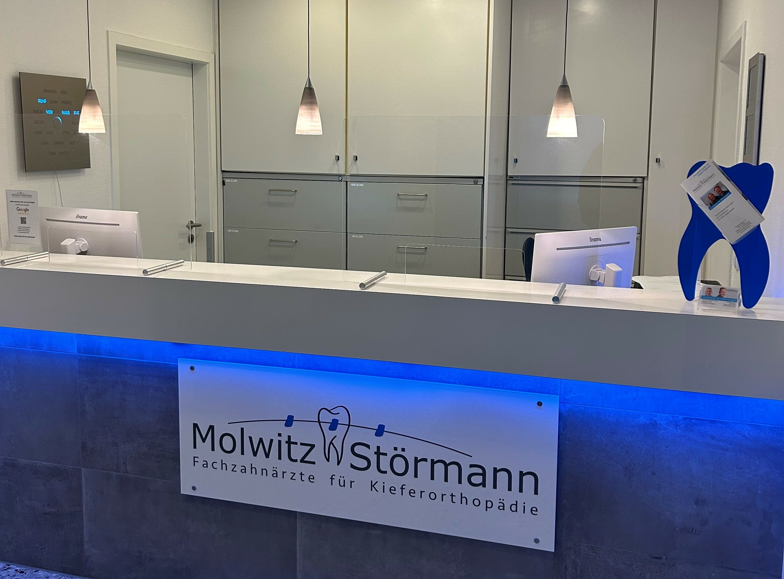 Molwitz & Störmann Empfangsbereich Schild mit Logo