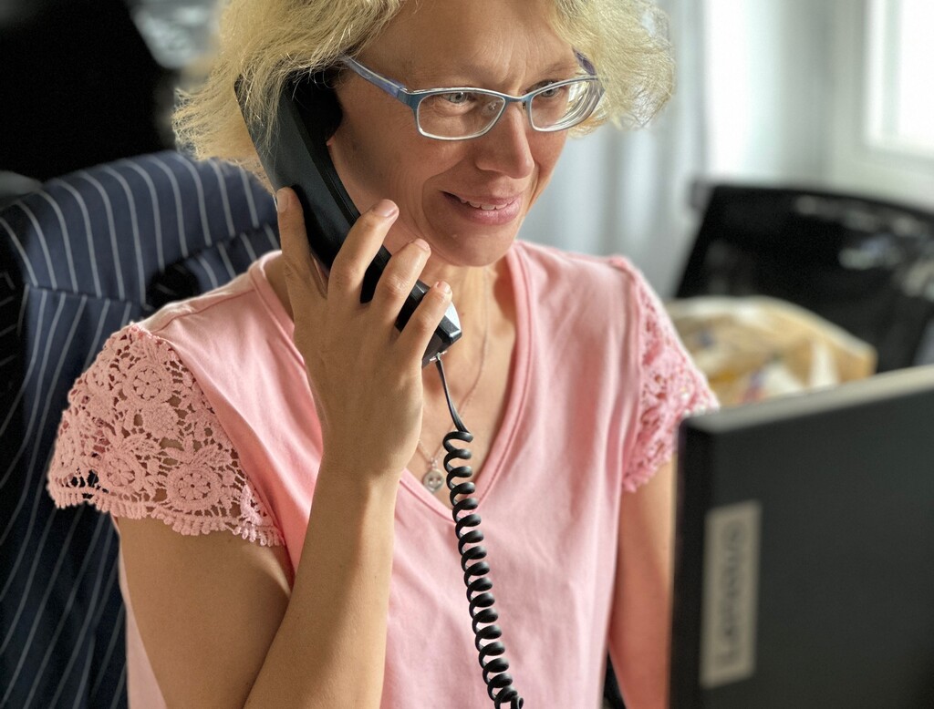 Telefonischer Bürgerservice – Mitarbeiterin nimmt ein Gespräch am Schreibtisch entgegen