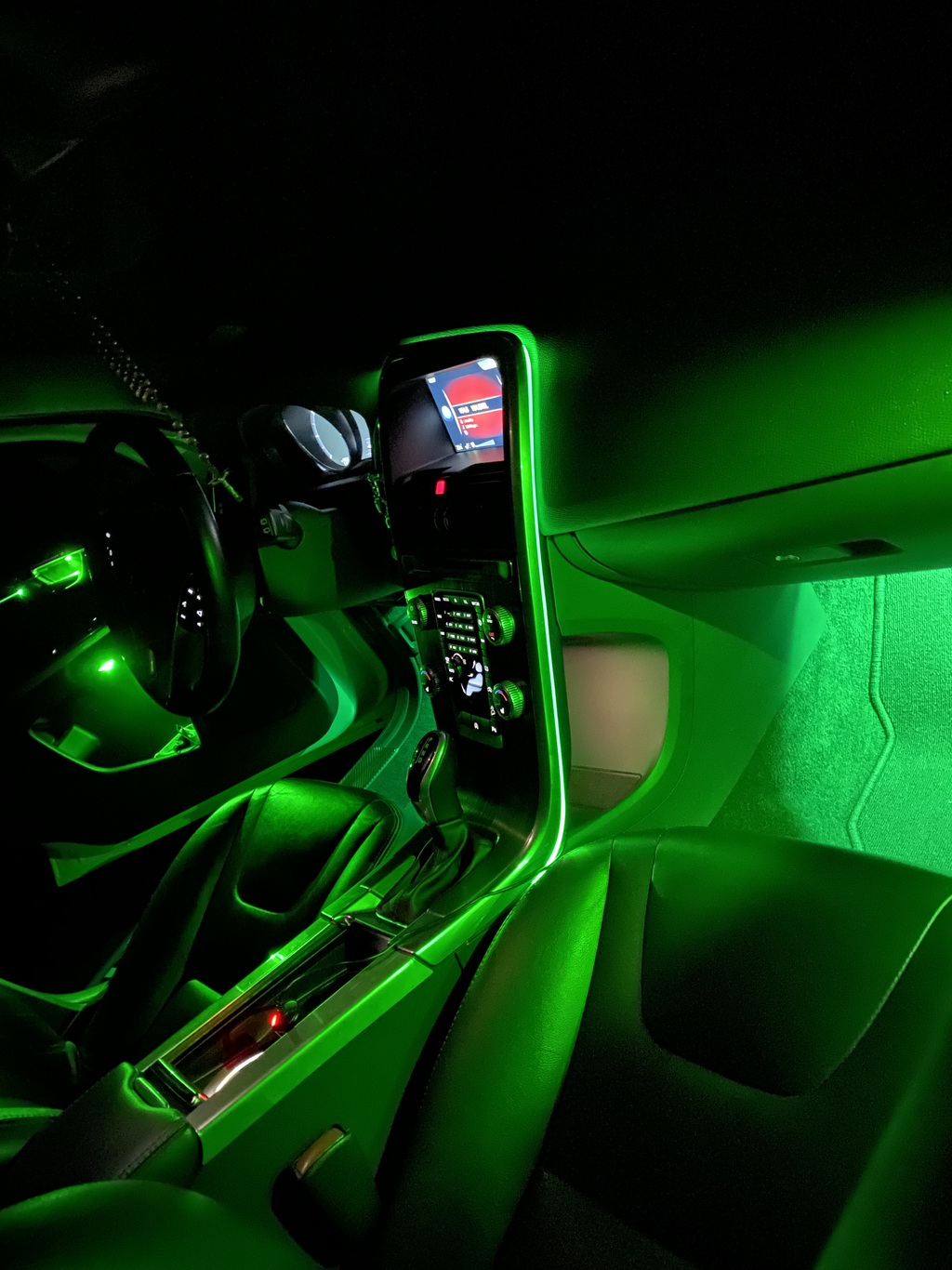 Innenraum bei Nacht mit eingeschalteter Ambientebeleuchtung im Volvo