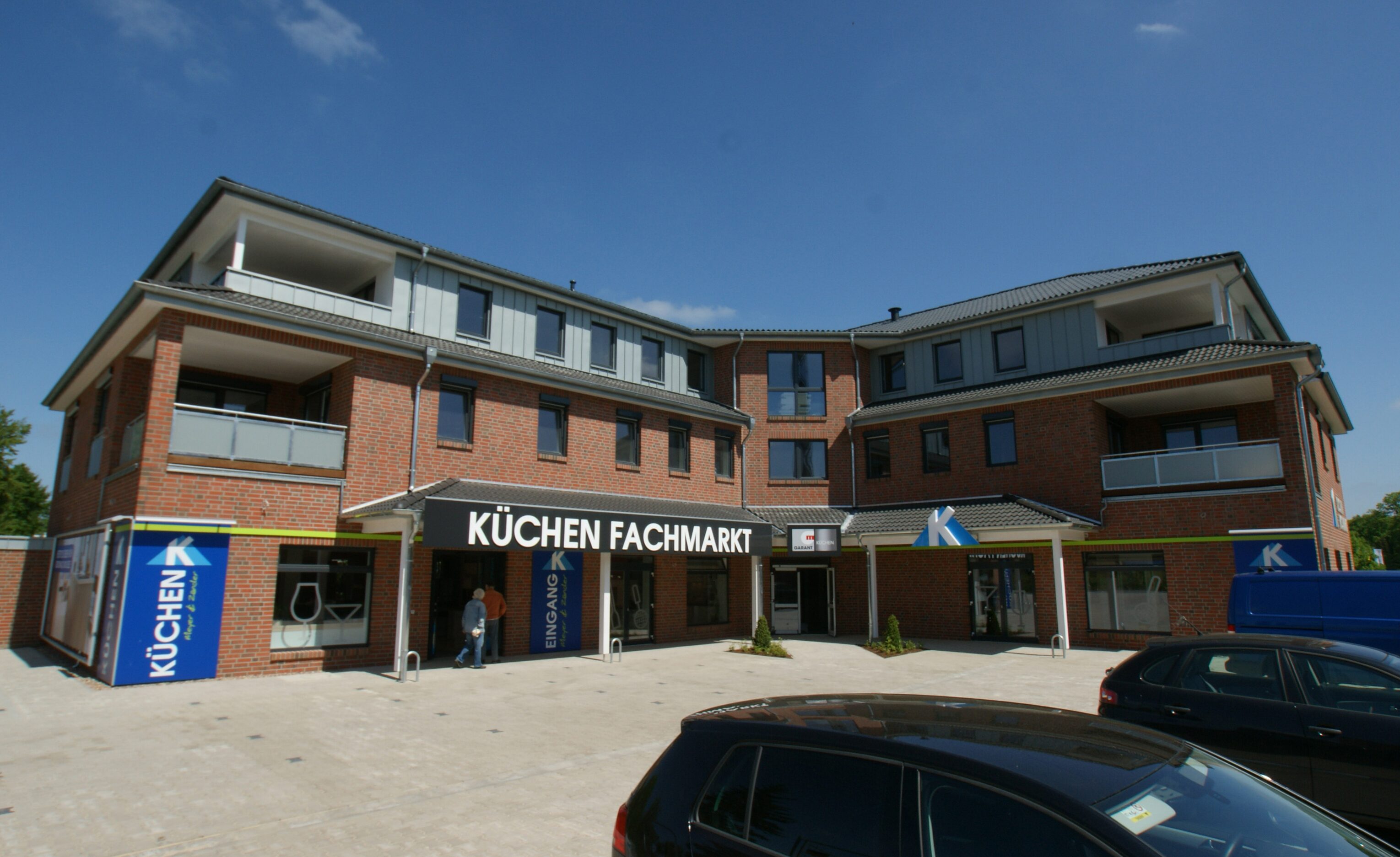 Gewerbe- und Wohngebäude mit Küchenstudio im Erdgeschoss