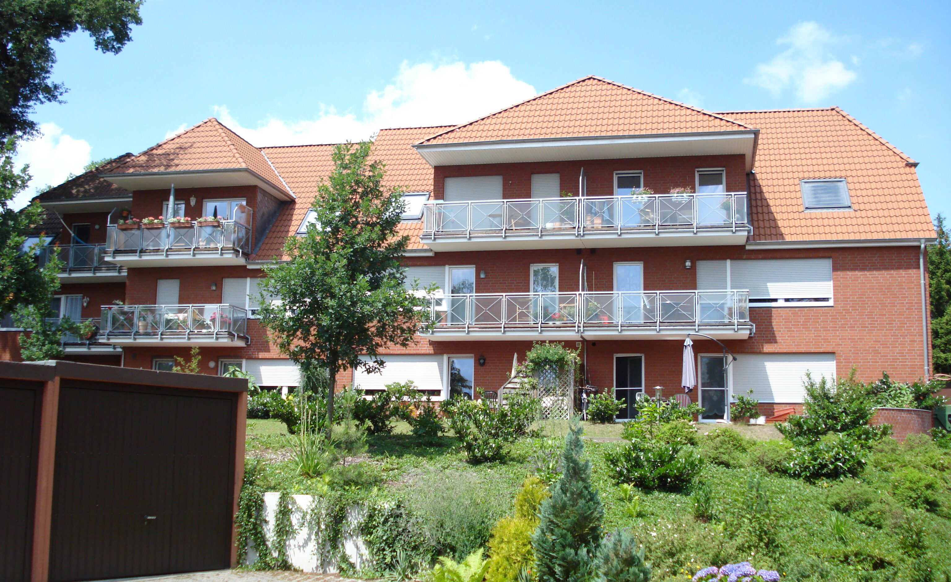 Gewerbe- und Wohngebäude mit Küchenstudio im Erdgeschoss