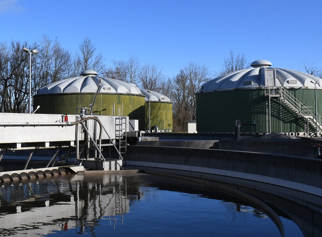 Kläranlage Garching – Runde grüne Klärbehälter und Wasserbecken bei Sonnenschein