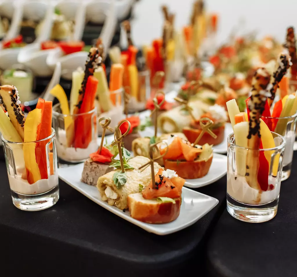 Frau mit Klemmbrett steht vor Veranstaltungsraum