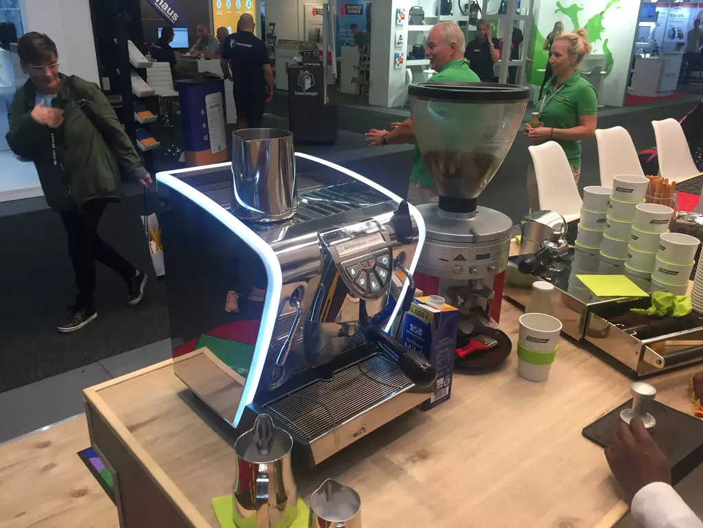 Barista Express Kaffeemaschine auf einem Messestand