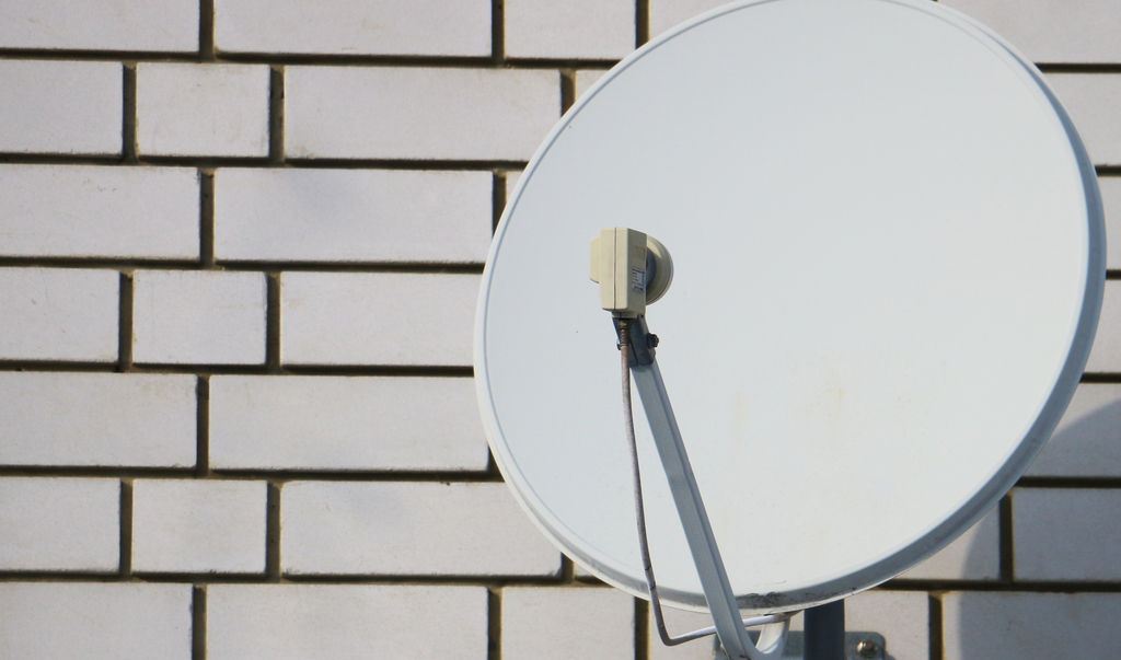 SAT-Anlage, die an einer Hauswand montiert ist