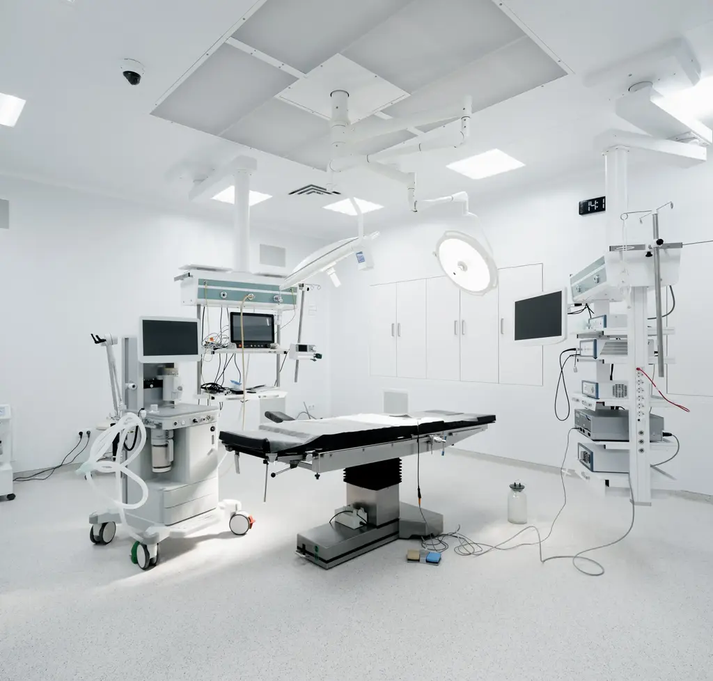 Operationssaal mit Technik und Liege