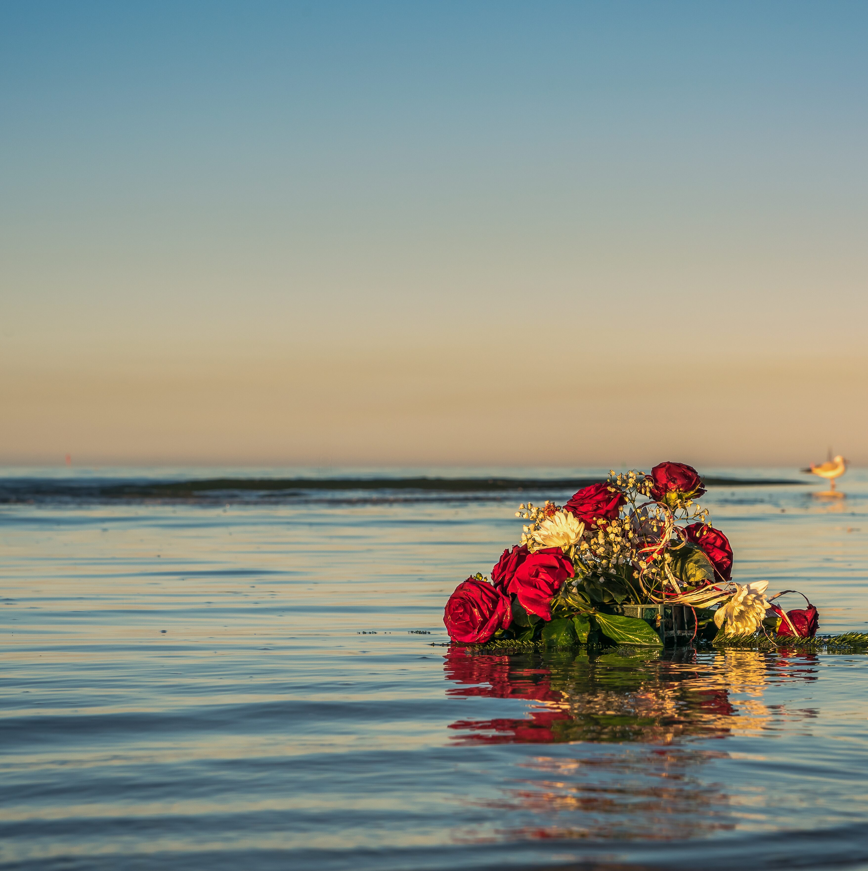 Seebestattung mit Blumenstrauß in München
