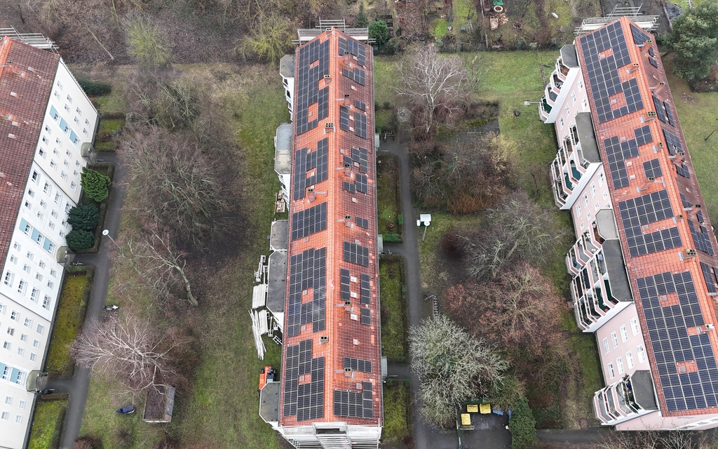 Dronenfoto eines Mehrfamilienhauses der WBG Berliner Bär mit Mieterstrom-Solar-Anlagen darauf