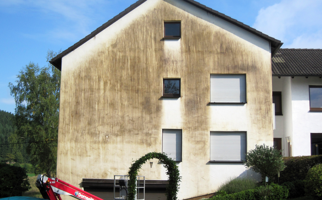 Professionelle Entfernung von Graffiti an einer Gebäudefassade