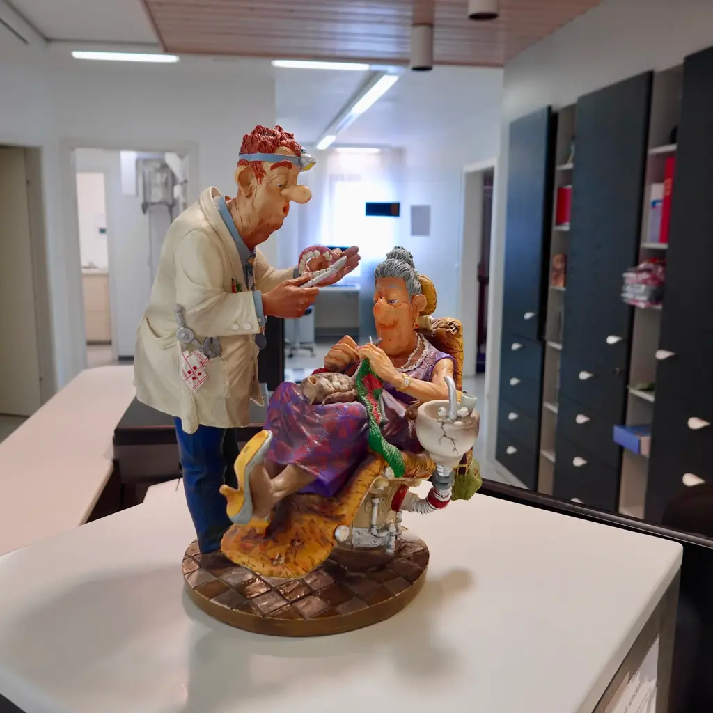 Zahnarzt Figuren im Karikatur-Stil an der Rezeption