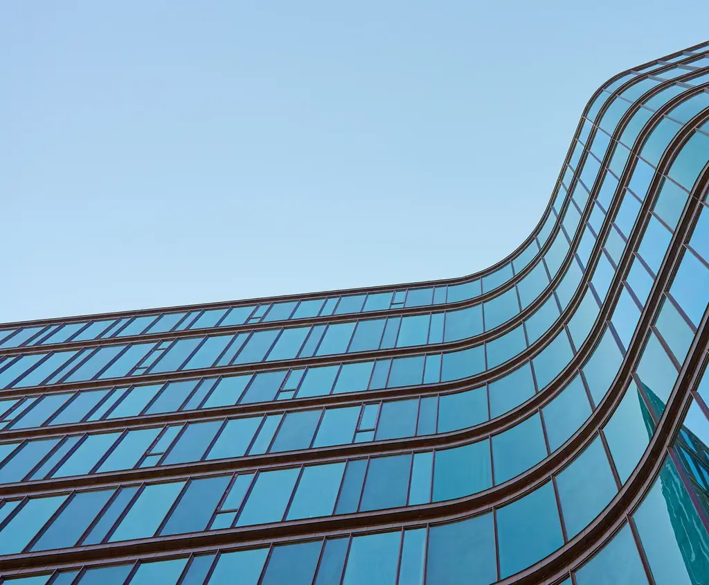 Geschwungene Gebäudefront mit vielen Fenstern