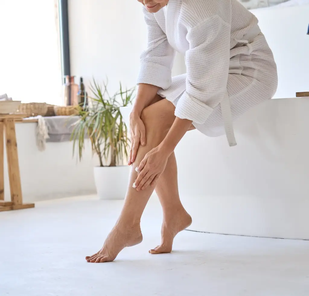 Frauenbeine mit Besenreiser