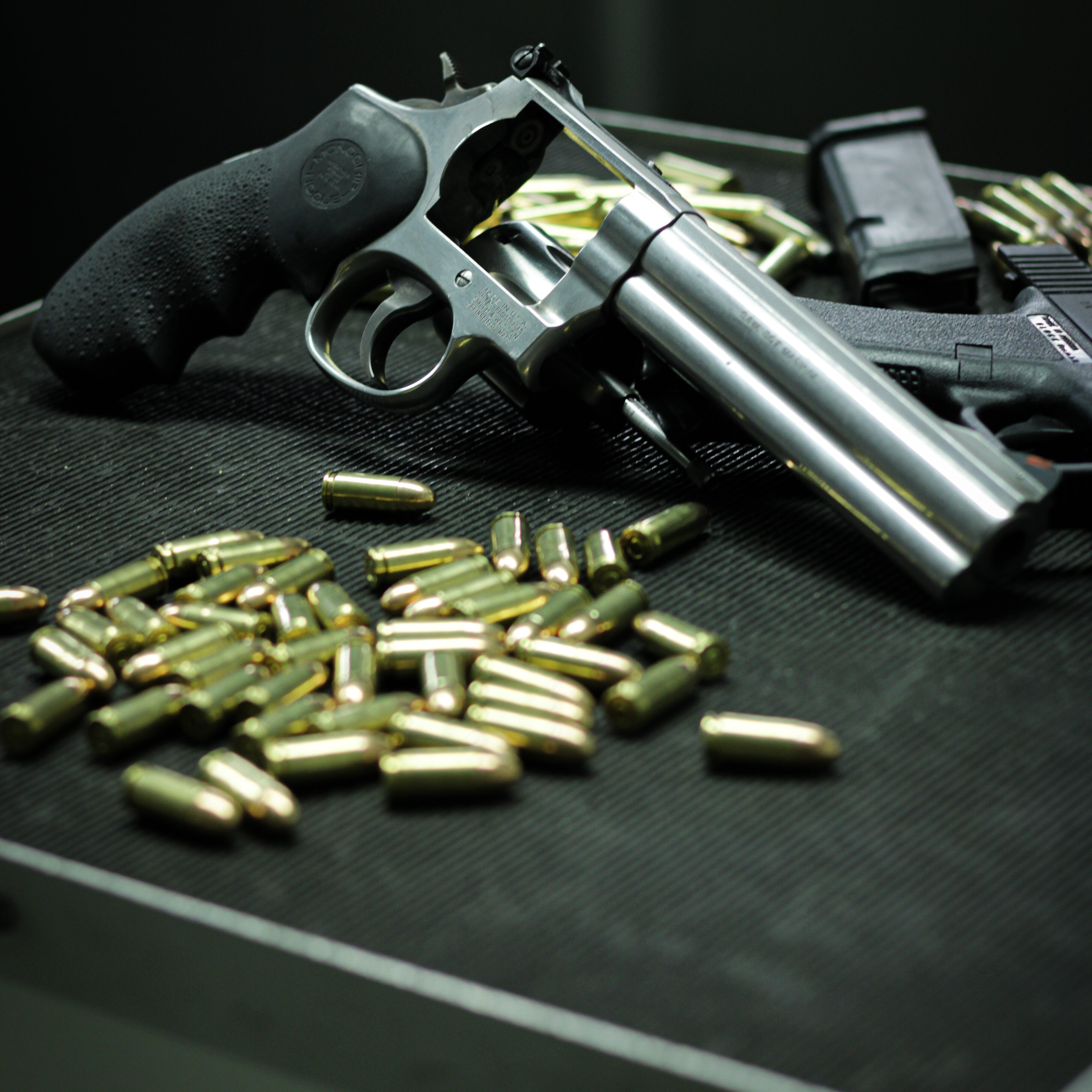 Spezialwaffenschießen mit einem Smith & Wesson Revolver und einer Glock