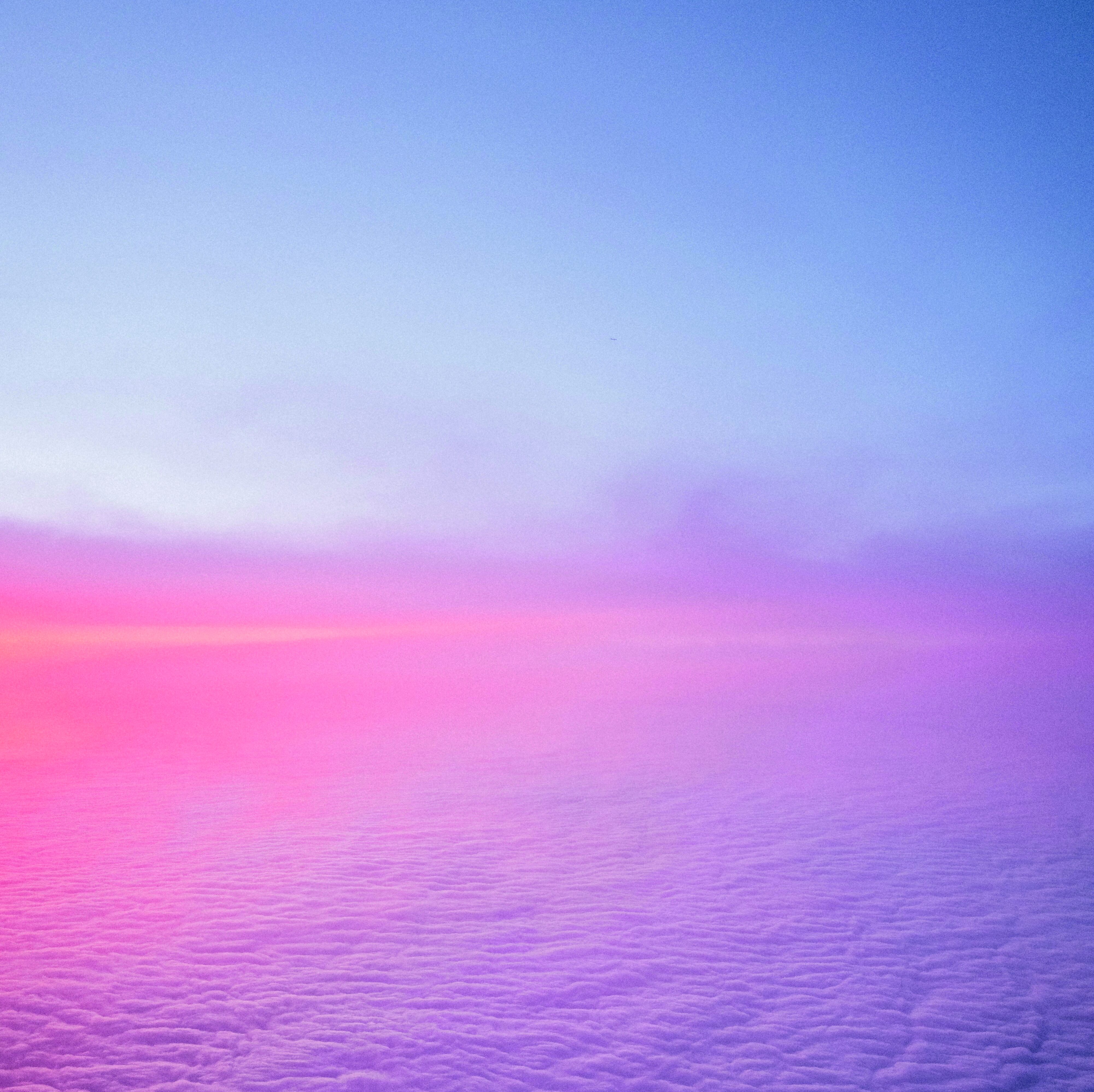 Wolkendecke von oben in violett und pink