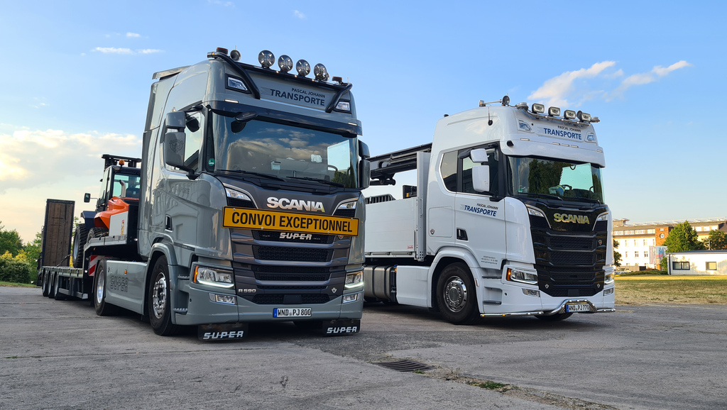 Fuhrpark - 2 Transportfahrzeuge der Pascal Johann Transporte GmbH