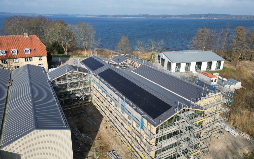 Eine Großbaustelle im Sonnenuntergang