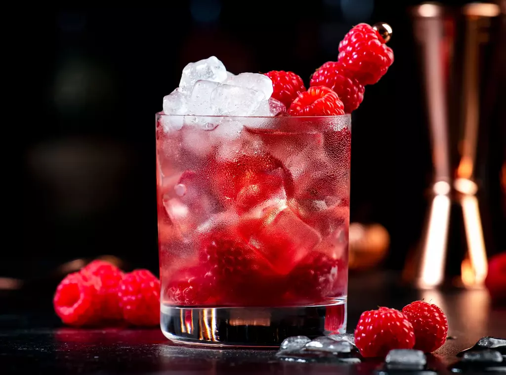 Himbeer Mojito im Glas mit Eis