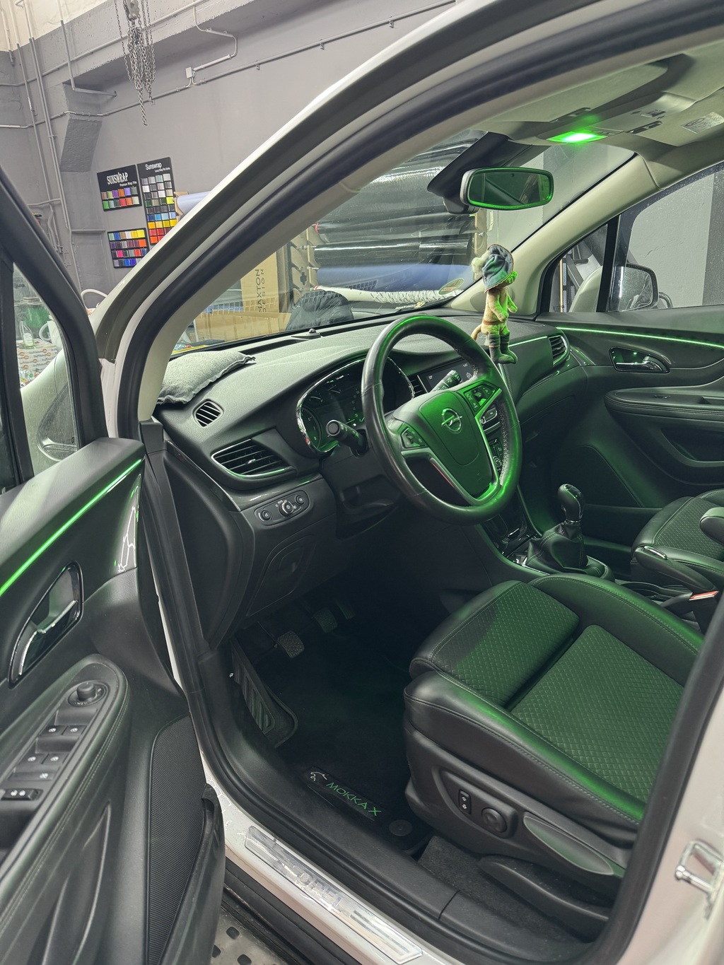Ambientebeleuchtung im Opel Mokka von Deadperfomance Berlin