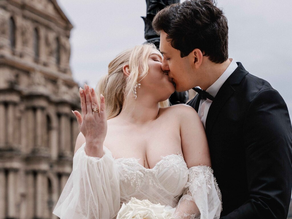 Braut mit Kleid und Hochzeitsstrauß
