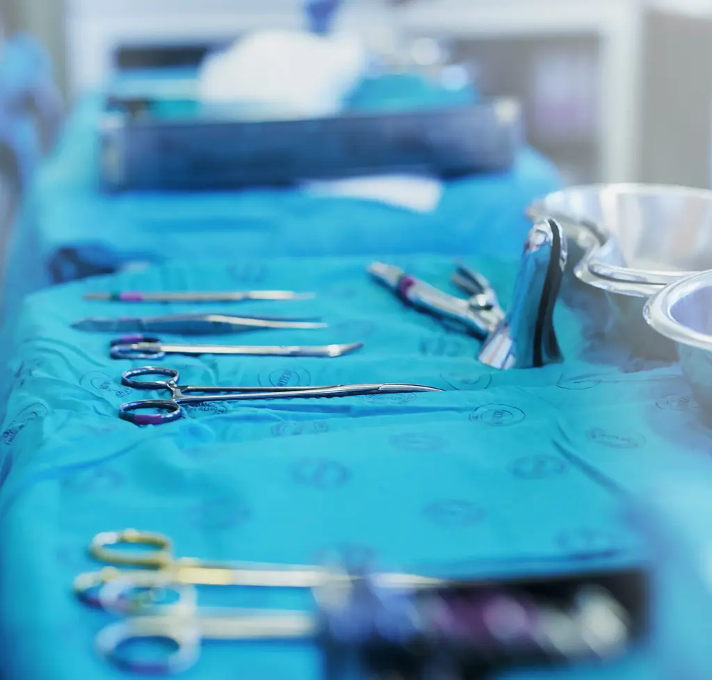 Frau lächelt in Kamera vor grünem Hintergrund