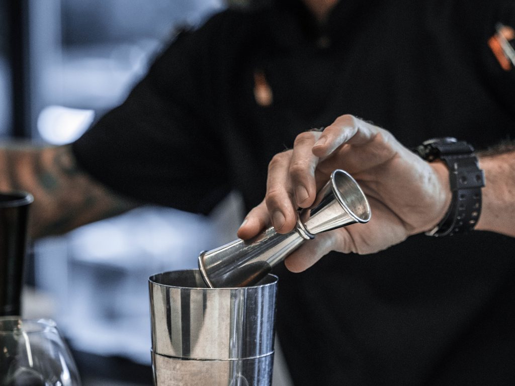 Cocktailkurse Berlin mit  Shaker und Jigger 