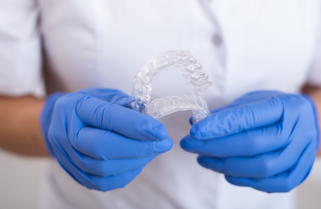 Zahnschiene die in den Händen gehalten werden