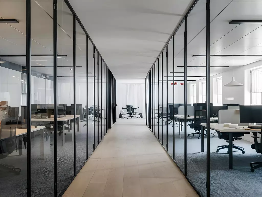 Blick entlang eines Büro Flures