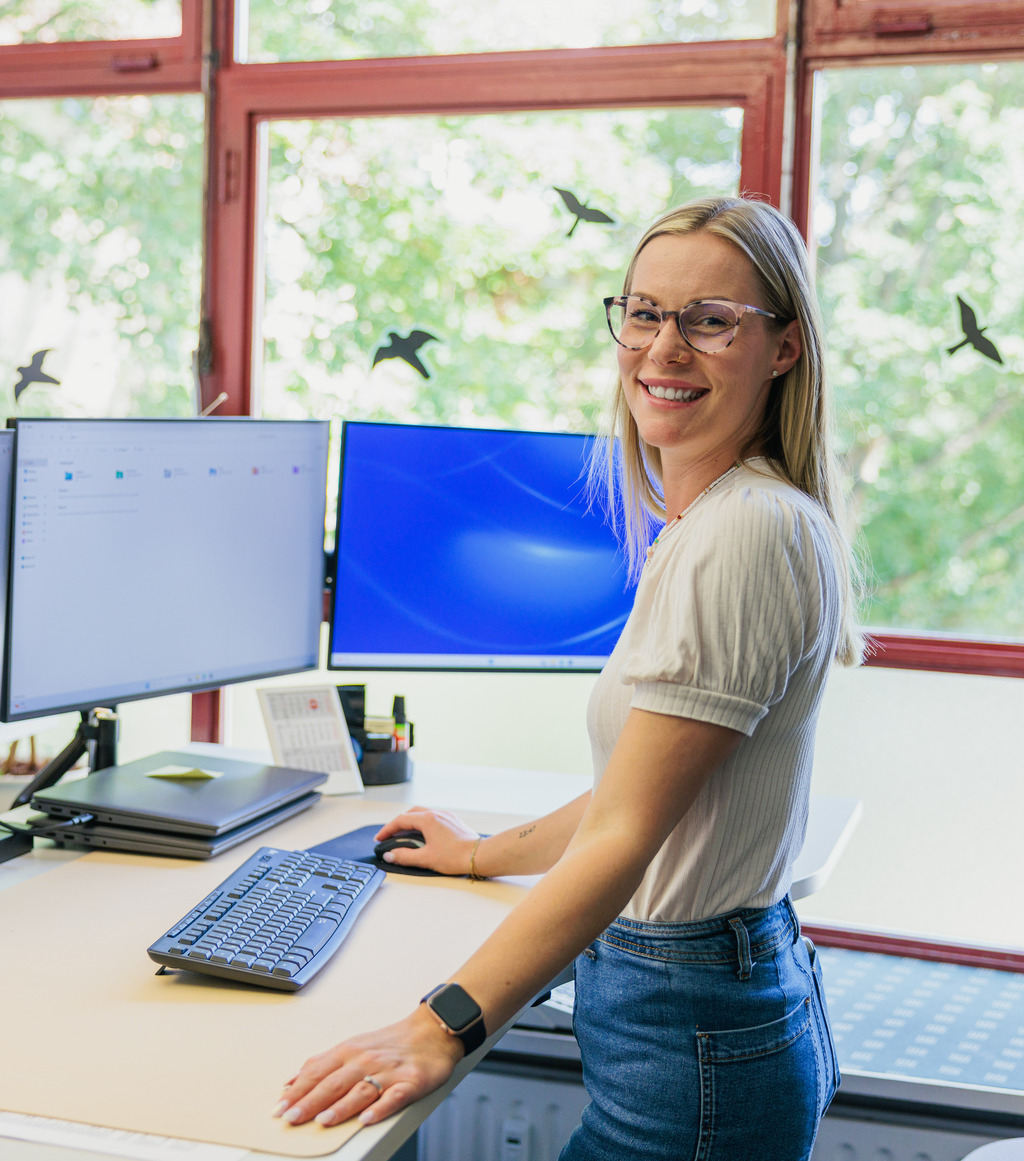 Mitarbeiterin am Stehtisch beim Arbeiten