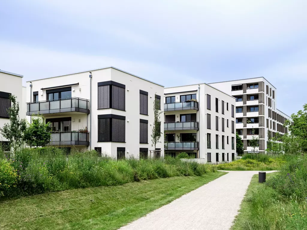 Moderne Mehrfamilienhäuser im Grünen