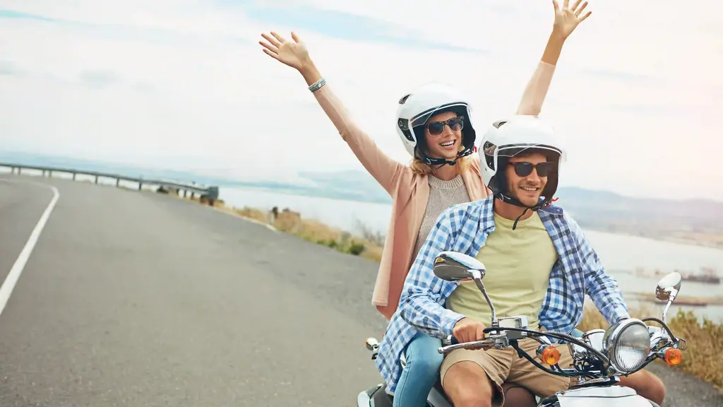 Paar auf Motoroller an Küste