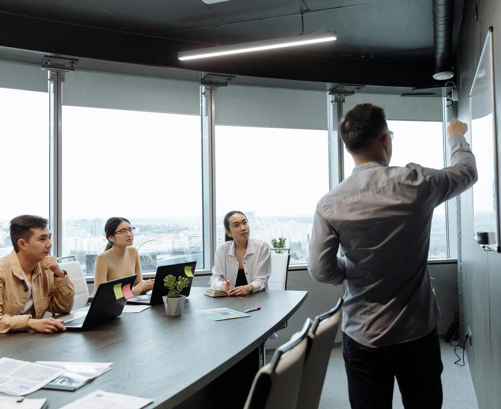 Eine technische Zeichnung von Gebäuden in grün, grau und weiß