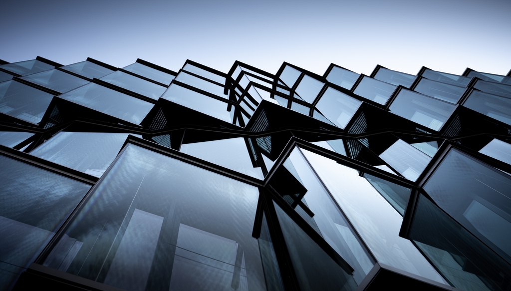 Glasfassade von unten in den Himmel fotografiert