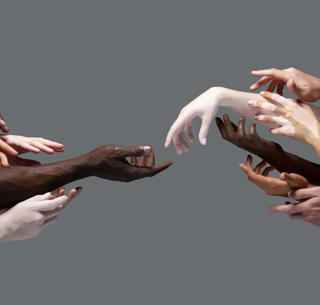 Hände in verschiedenen Hauttönen berühren sich