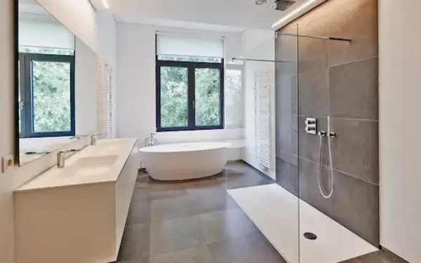 Hochwertiges Badezimmer mit freistehender Badewanne, Dusche und Doppelwaschtisch