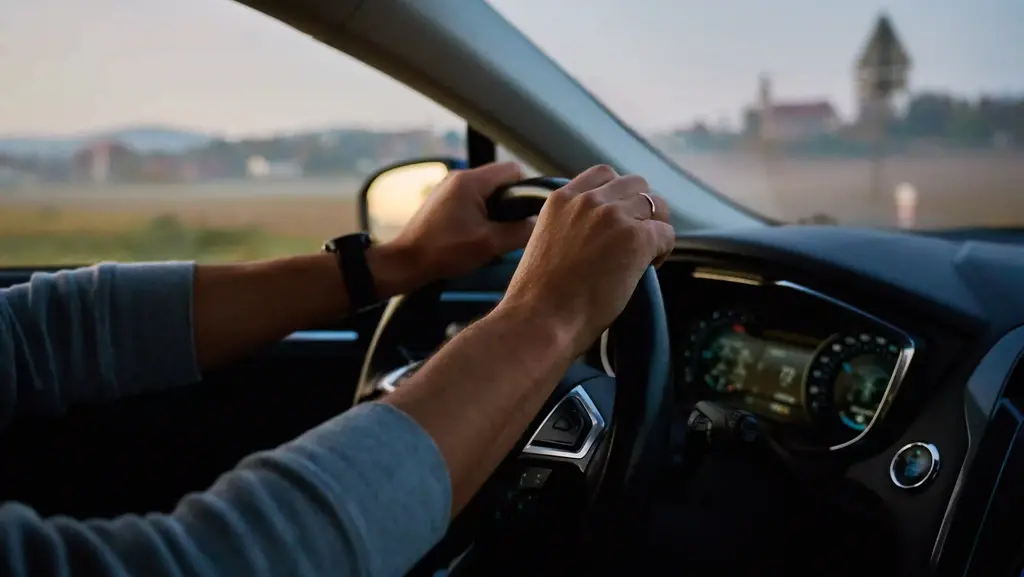 Autofahrer mit Händen auf Lenkrad